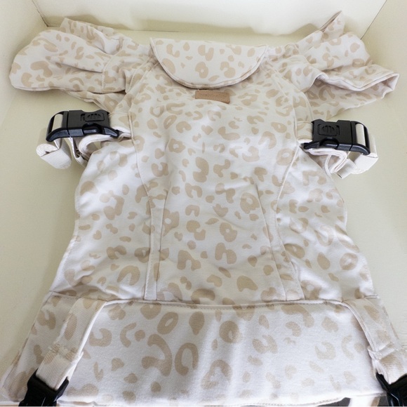 Tushbaby Hip Carrier & Snug Attachment - Picture 9 of 13